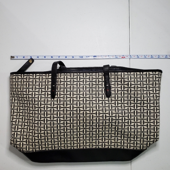 Tommy Hilfiger Lrg Cream & Black Pebbled Imitation Leather Logo Shoulder… - Picture 8 of 10